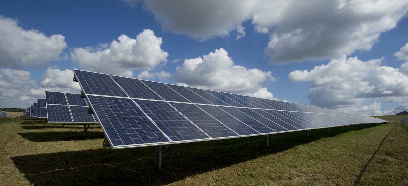 Comment trouver l'orientation est-ouest pour des panneaux solaires, l'aménagement d'une pièce ou la photographie au lever du soleil