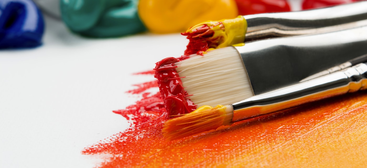 Pantone vs HEX/RGB: quando você precisa do Pantone e quando um seletor de cores no celular é suficiente